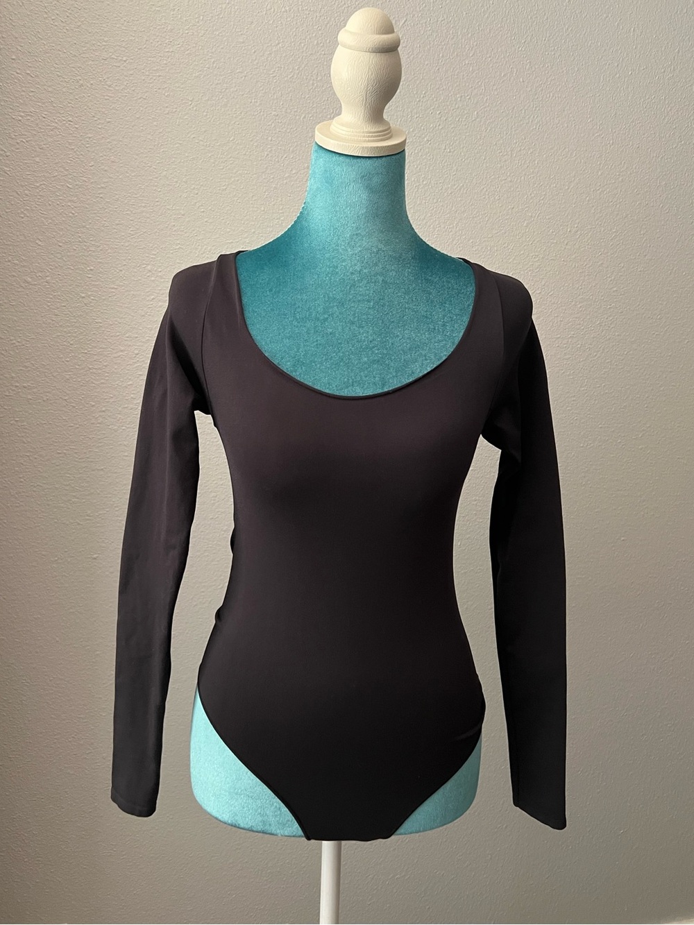 SKIMS ESSENTIAL LONG SLEEVE SCOOP NECK BODYSUIT